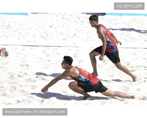 沙滩排球组合连续救球赢得极高掌声