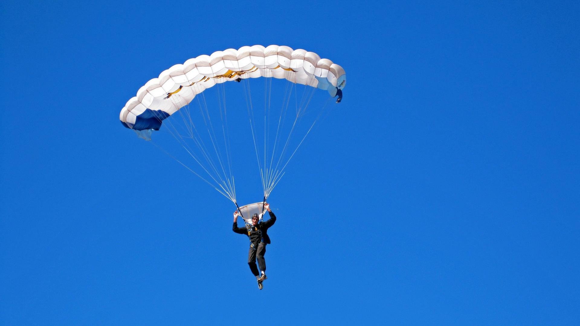 全国越野摩托锦标赛 腾空飞跃与尘土飞扬场面壮观